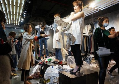 【特寫】服裝批發(fā)城會消失么?我們?nèi)ルx阿里巴巴最近的杭州四季青看了看